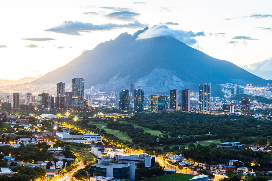 La ciudad de Monterrey y su área metropolitana (en la foto) atrajo a empresas automotrices como Tesla y sus proveedores taiwaneses, debido a su cercanía con Estados Unidos y a su alto desarrollo industrial, lo que permite aprovechar el boom generado por el nearshoring. Foto archivo
