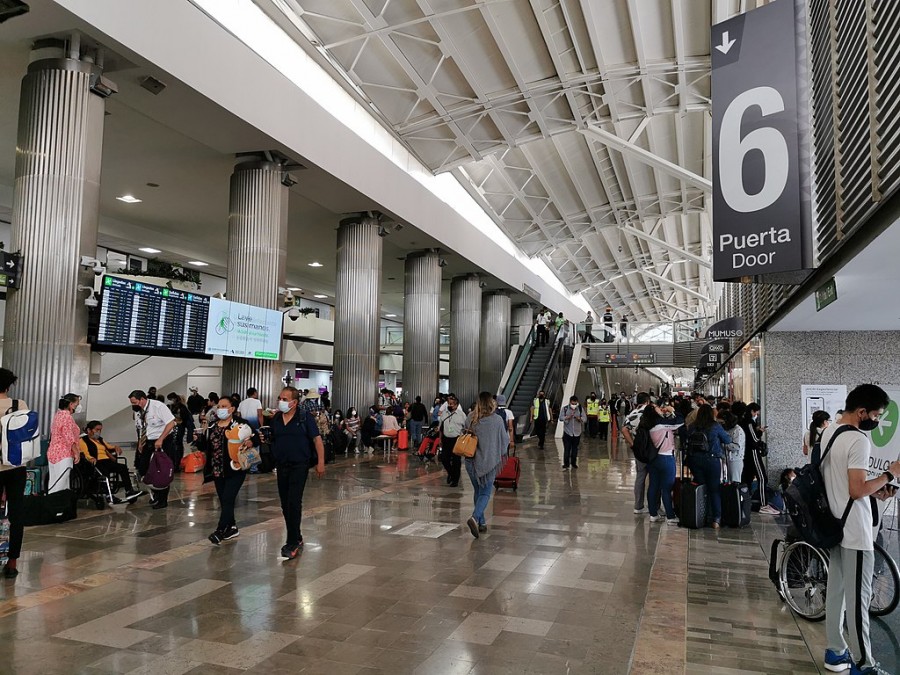 El gobierno postergó hasta enero de 2024 la reducción de operaciones en el AICM. Foto archivo