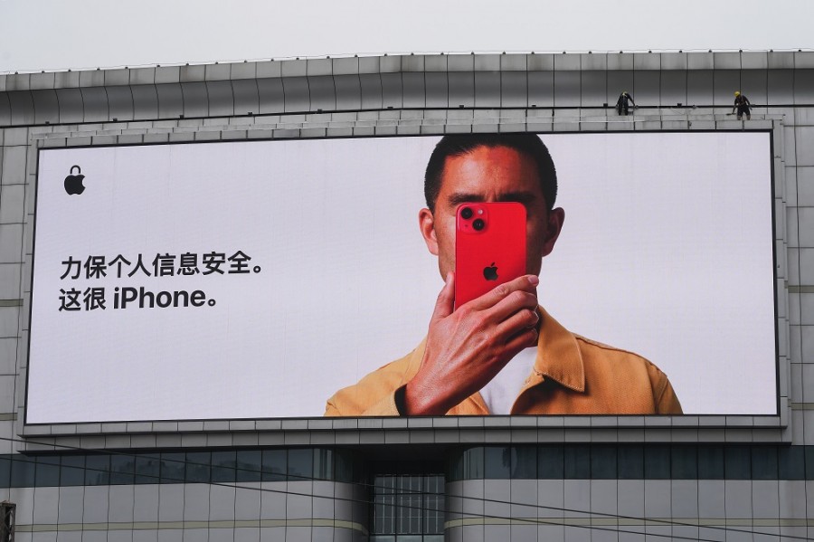 Apple lucha por no quedar atrapada entre la disputa económica entre China y Estados Unidos. Foto AP/Andy Wong