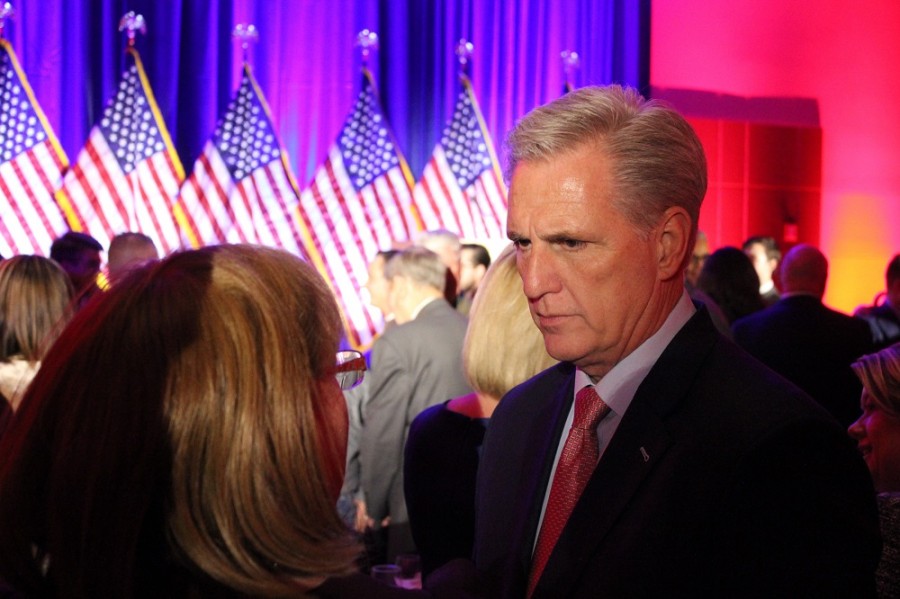 Kevin McCarthy, el presidente de la Cámara de Representantes y miembro del Partido Republicano por el estado de California alcanzó un acuerdo para evitar el cierre del gobierno de su país, pero ahora enfrentará un intento de destituirlo de su papel de liderazgo, por su crítico más duro, el representante Matt Gaetz, del mismo partido del estado de Florida), quien anuncise que presentará una moción de anulación de su cargo. Foto flickr.com/Matt Johnson (https://flic.kr/p/2izcgJd)