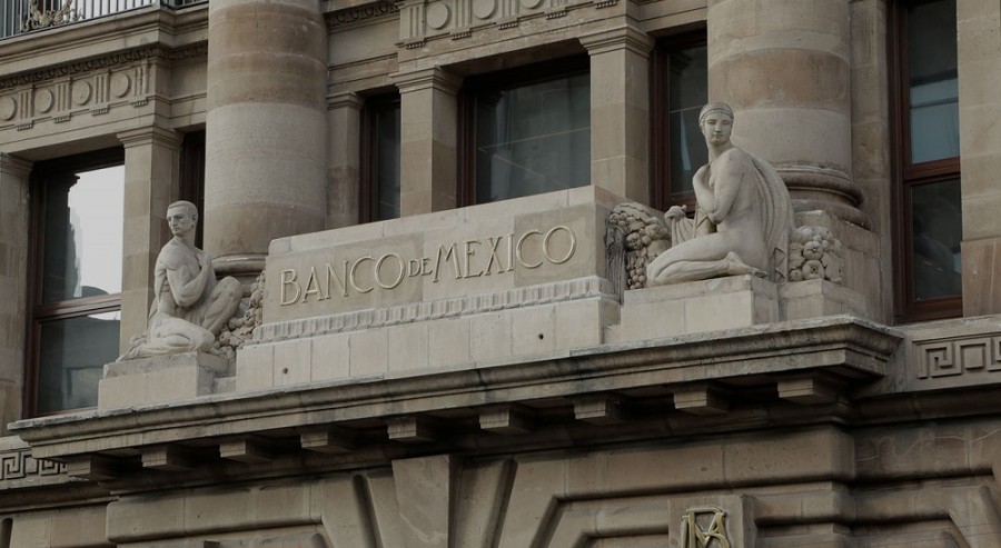 El Banco de México destaca presiones inflacionarias y la necesidad de mantener una postura restrictiva