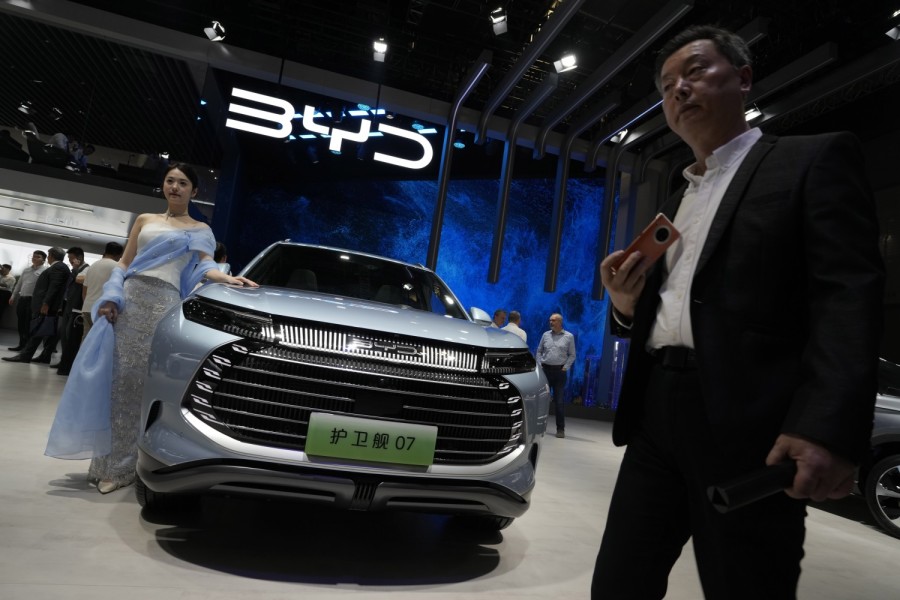 Una modelo junto a un automóvil de BYD durante el salón del automóvil de Shanghai en Shanghai, el 18 de abril de 2023. Foto AP/Ng Han Guan