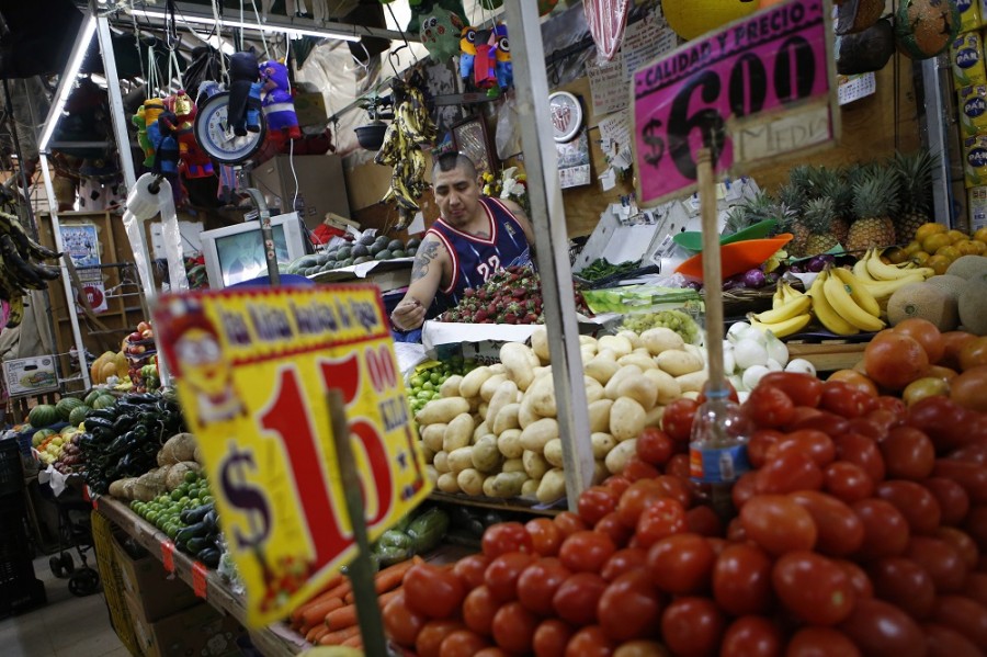México registra la menor inflación para una primera quincena de octubre en los últimos 18 años. Foto AP/Rebecca Blackwell