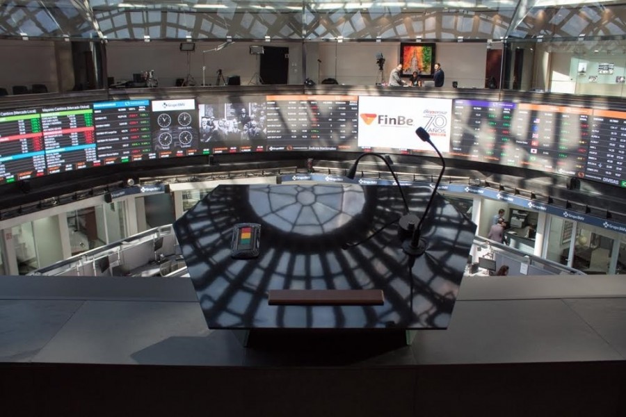 El interior del piso de remates de la Bolsa Mexicana de Valores. Foto archivo