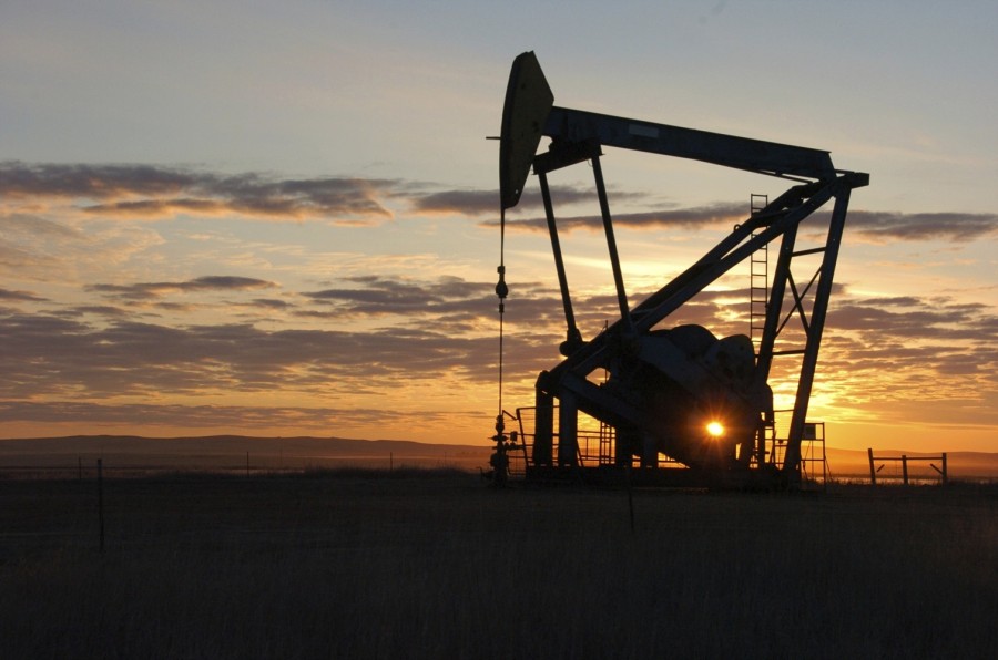 Se muestra una bomba de gato de Whiting Petroleum Co. extrayendo petróleo crudo de la región de Bakken en las Llanuras del Norte cerca de Bainville, Montana. Foto AP/Matthew Brown