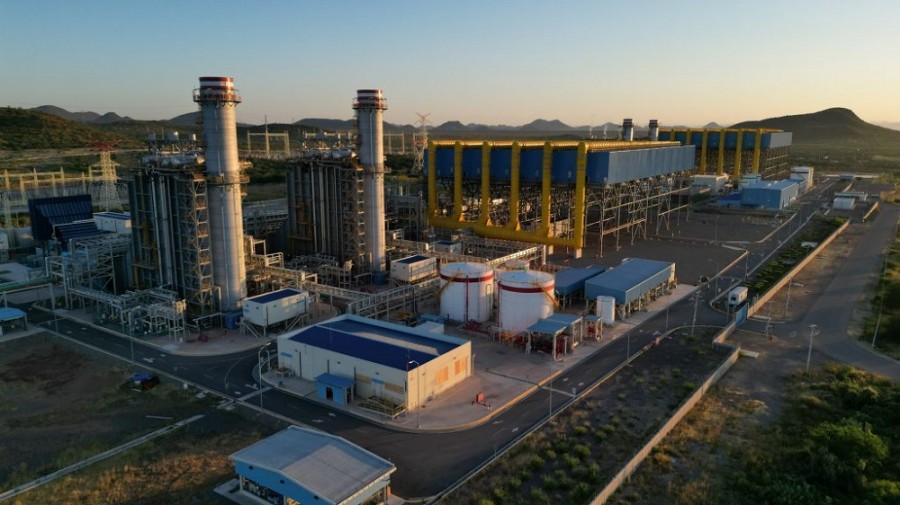 La planta, localizada en Sinaloa, cuenta con turbinas de gas 7HA.01, las primeras de su tipo en el país, y una capacidad instalada de 766 megavatios. Foto archivo