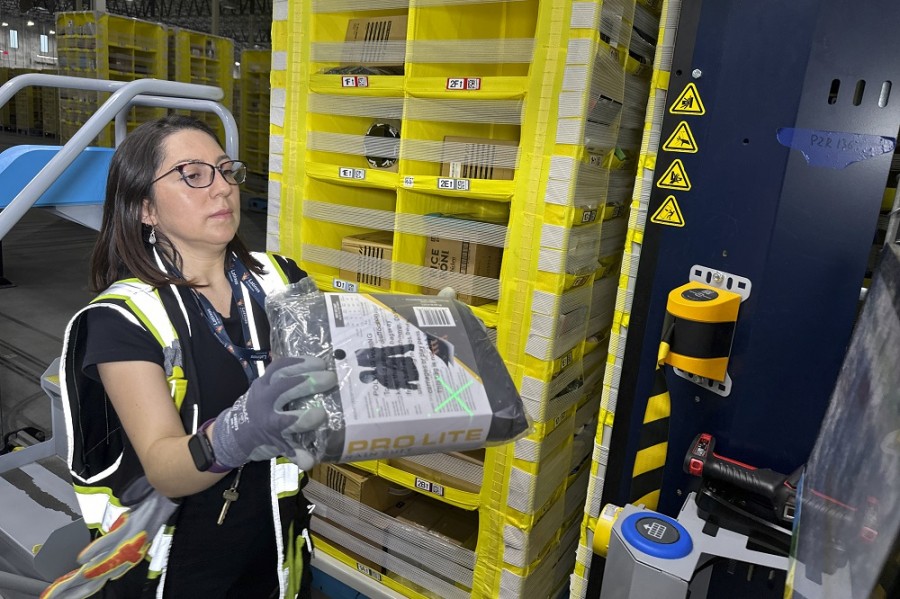 Una trabajadora mueve un paquete en un centro de envío de entrega el mismo día de Amazon en Woodland Park, Nueva Jersey, el lunes 18 de diciembre de 2023. Foto AP/Ted Shaffrey