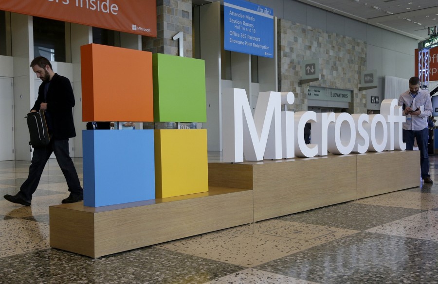 Microsoft trata de destronar a Apple como la firma más valiosa del mundo al operar en nivles inéditos en el mercado bursátil de EUA. Foto AP/Jeff Chiu