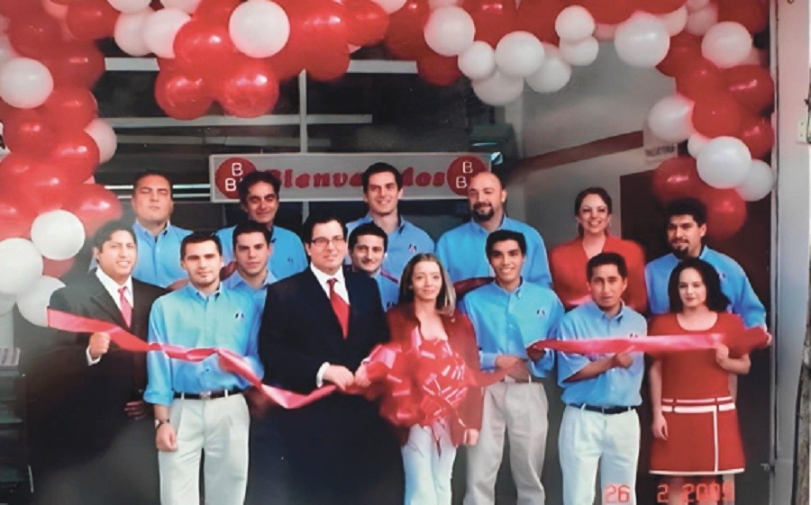 Apertura de la primera unidad de Tiendas 3B en México en 2005. Foto Tiendas 3B