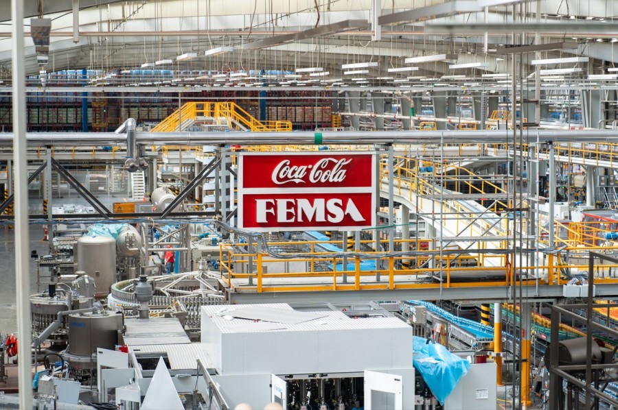 Coca-Cola Femsa fue incluida por cuarto año consecutivo y sexta ocasión en la última década. La nueva edición del anuario incluyó a 13 empresas. En su caso, ingreso este año por sus altos puntajes en materia de salud y nutrición, manejo de agua, eficiencia de recursos y circularidad. En cuanto al manejo de agua, la empresa mejoró el uso del líquido a solo 1.46 litros por cada litro de bebida producida. Foto Femsa