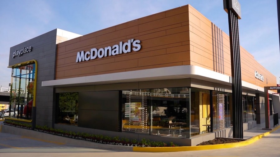 La empresa dijo que entre 2023 y 2024 modernizará 21% de sus restaurantes en México, con kioscos digitales de autoservicio, menús digitales e integración con la app de McDonald’s. Foto Arcos Dorados México
