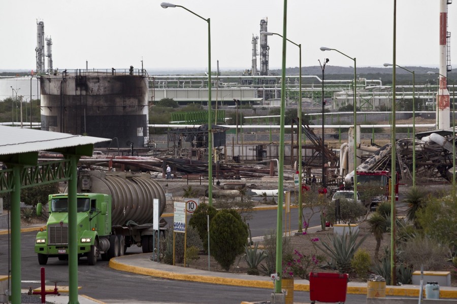Un camión sale de las instalaciones de Pemex, cerca de la frontera de México con Estados Unidos. Foto AP/ Hans Máximo Musielik