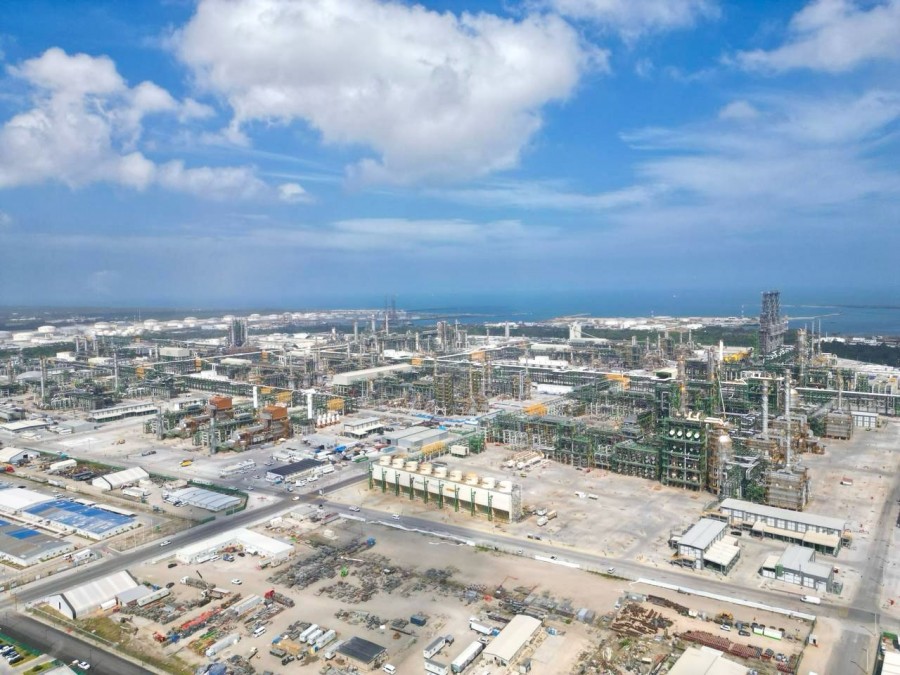 La compañía dijo que tuvo ingresos de 425.5 mil millones de pesos (24.9 mil millones de dólares) en el cuarto trimestre de 2023, un descenso de 17.4% frente al mismo periodo de 2022. Foto X/Pemex