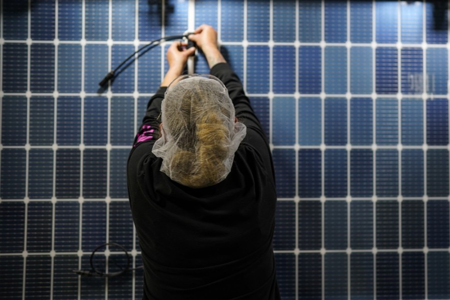 Un empleado trabaja en un panel solar dentro de la planta solar Hanwha Qcells, el 16 de octubre de 2023, en Dalton, Georgia. Foto AP/Mike Stewart