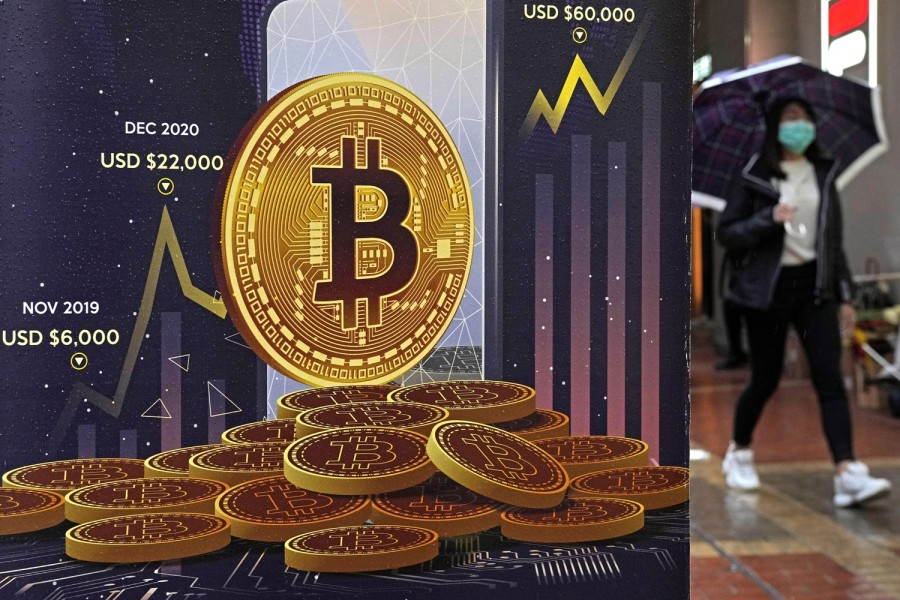 Bitcoin supera los 60 mil dólares por primera ocasión desde noviembre de 2021. Foto AP/Kin Cheung