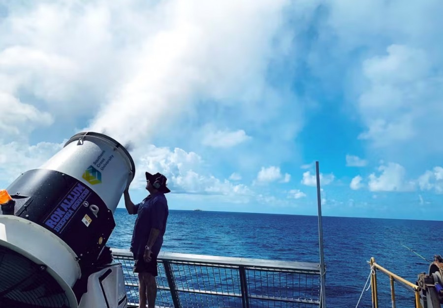 Fotografía del proyecto marine cloud brightening, dirigido por Southern Cross University, cuyo objetivo es reflejar la luz solar lejos de la Tierra para evitar el calentamiento excesivo de los océanos. Foto de la universidad