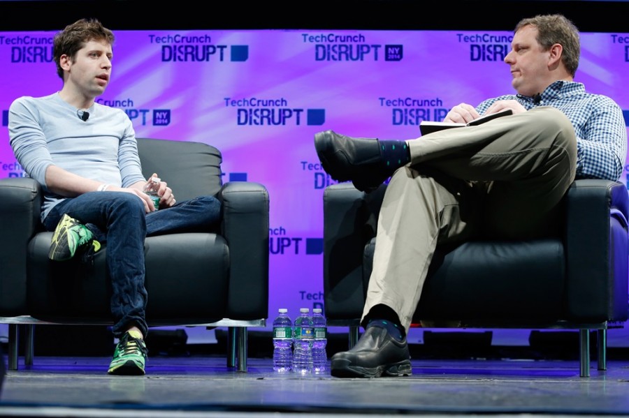 Elon Musk demandó a OpenAI y a su director ejecutivo, Sam Altman (izquierda), alegando que violaron el acuerdo de fundación de la empresa de inteligencia artificial. Foto flickr.com