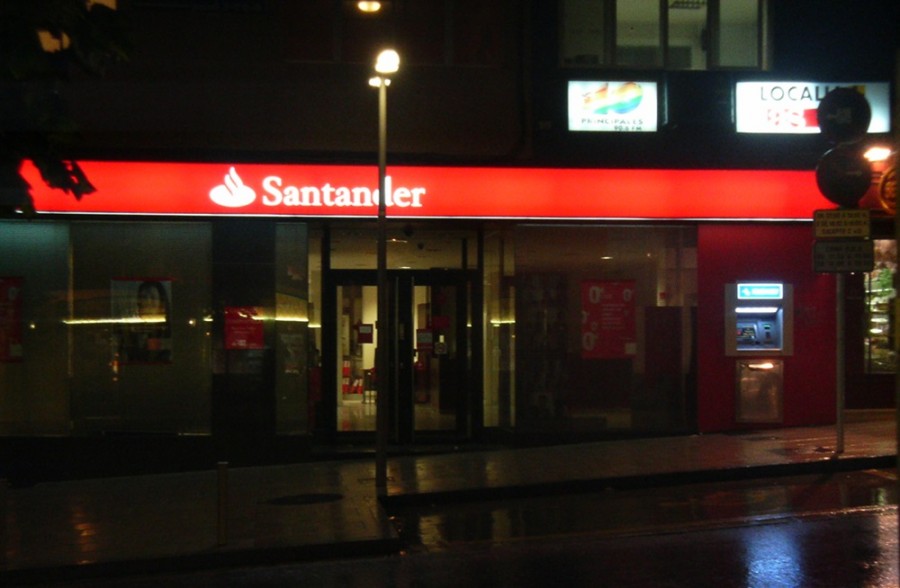 Banco Santander despidió a unos 320 empleados en Estados Unidos en medio de un cambio hacia sus capacidades digitales. Foto flickr.com/Hector_Only (https://flic.kr/p/5KJw5M)