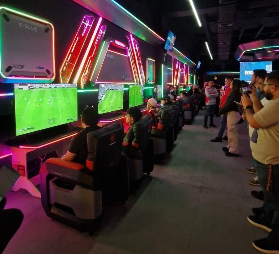 En el lugar, los clientes podrán rentar una estación gamer para jugar videojuegos en consolas como de última generación como PlayStation, Xbox y Nintendo, así como probar simuladores de Fórmula 1 de última generación. Foto Monou