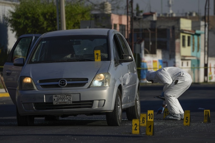 Las detenciones por parte de la Guardia Nacional, creada bajo el gobierno de López Obrador para reemplazar a la Policía Federal, cayeron a dos mil 800 en 2022 desde 21 mil 700 en 2018, de acuerdo con el Instituto Nacional de Estadísticas y Geografía. Foto AP/Fernando Llano