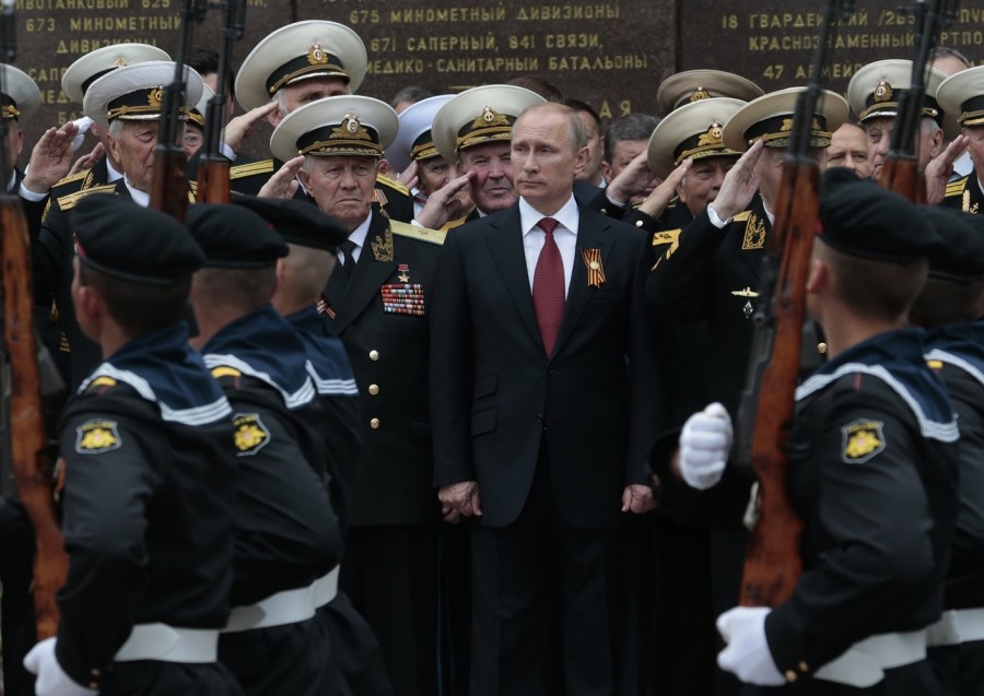 El presidente ruso Vladimir Putin asiste a un desfile que conmemora el Día de la Victoria en Sebastopol. Foto AP//Ivan Sekretarev