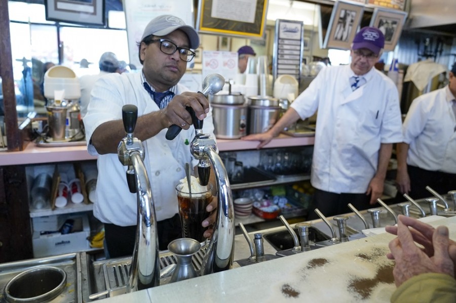 La creación de plazas en el mercado laboral de EUA supera las expectativas en febrero, aunque el desempleo sube inesperadamente. Foto AP/Mary Altaffer