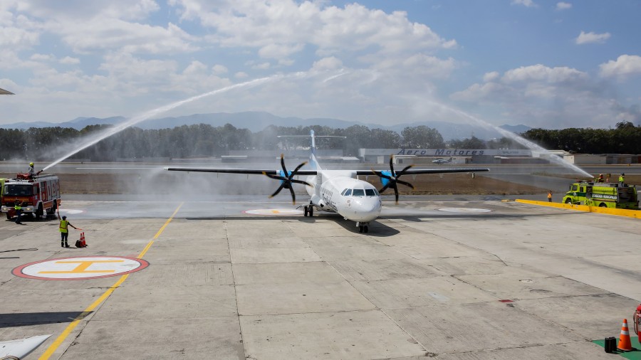 La aerolínea dijo que este avión es el último de un contrato con la empresa Willis Lease Finance Corporation (WLFC) para el arrendamiento de cuatro aeronaves ATR 72-500, que le permitirán a la empresa continuar con la estrategia para fortalecer la conectividad aérea en Centroamérica y el sur de México. Foto TAG Airlines