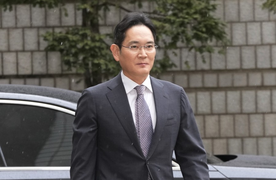 El presidente de Samsung Electronics, Lee Jae-yong, llega al Tribunal del Distrito Central de Seúl, Corea del Sur, el lunes 5 de febrero de 2024. Un tribunal de Seúl absolvió a Lee de delitos financieros. Foto AP/Ahn Young-joon