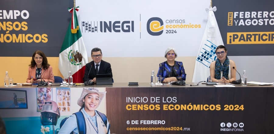 La presidenta de Inegi (segunda de derecha a izquierda en la imagen) adelanta que el organismo medirá el efecto del nearshoring en México durante los censos económicos de 2024. Foto tomada de la cuenta de X de Inegi