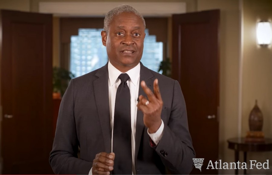 Raphael Bostic, presidente de la Reserva Federal de Atlanta, solo ve espacio para aplicar un recorte a las tasas de referencia de Estados Unidos este año. Foto captura