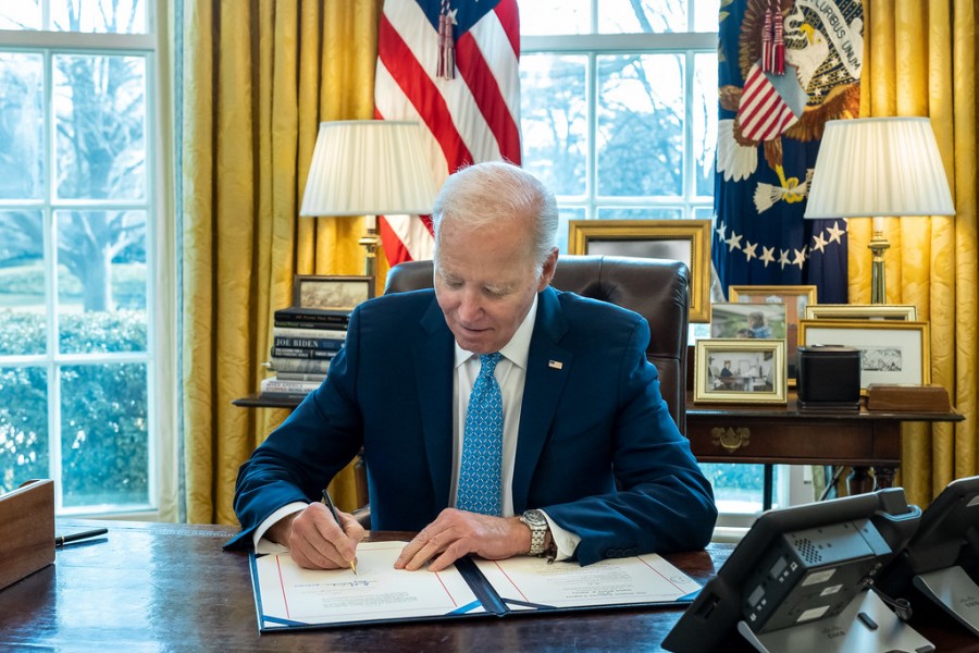 El presidente de EUA firma un acuerdo bipartidista de gasto que evitará el cierre del gobierno de EUA al menos hasta octubre. Foto Flickr/White House