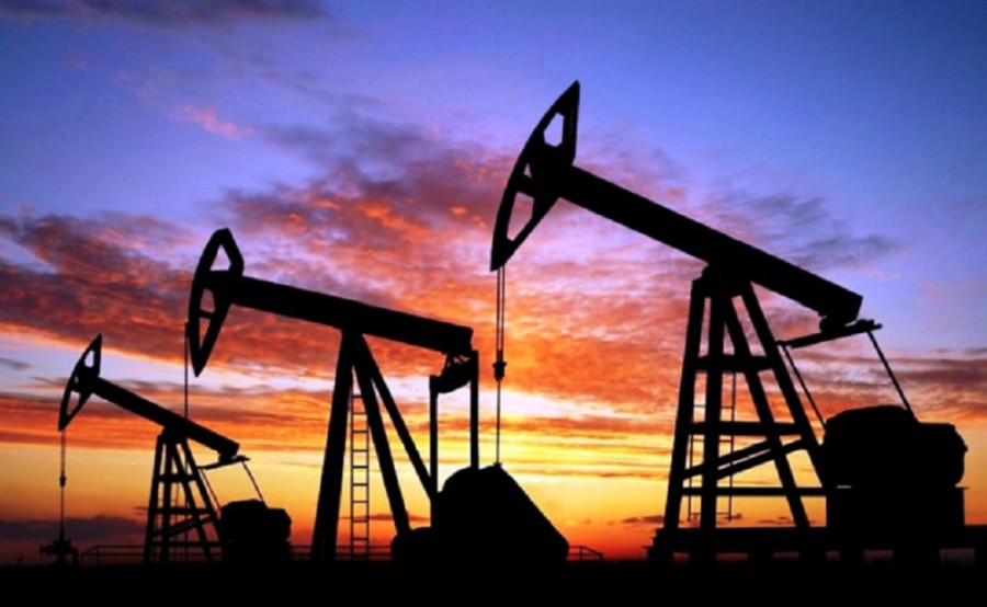 Bombas de petróleo en un campo. Foto archivo