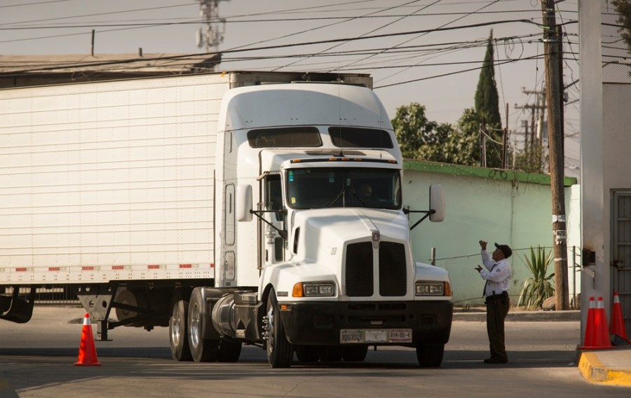 Cofece investiga posibles acuerdos ilegales entre proveedores de autotransporte federal de carga para limitar la competencia en el país. Foto archivo