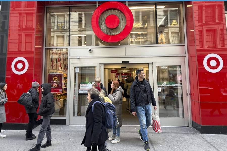 Compradores salen caminando de una tienda Target en el centro de Manhattan en Nueva York el martes 19 de marzo de 2024. Foto AP/Ted Shaffrey