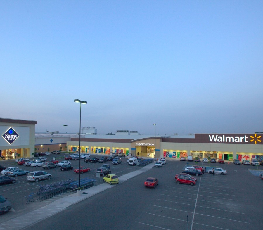 Walmart acordó un aumento salarial de 5.5%, dependiendo del formato de tienda, para sus empleados en todo México. Foto de Walmart. 