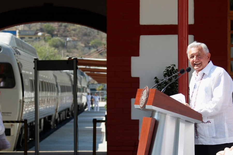 El servicio de tren de Oaxaca es parte de un proyecto más grande para enlazar las dos costas de México utilizando la línea para rivalizar con el Canal de Panamá en carga, Foto Presidencia de México