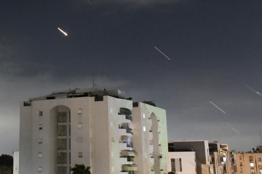 El sistema de defensa aérea israelí Cúpula de Hierro se lanza para interceptar misiles disparados desde Irán, en el centro de Israel, el domingo 14 de abril de 2024. Irán lanzó su primer ataque militar directo contra Israel el sábado. Foto AP/Tomer Neuberg