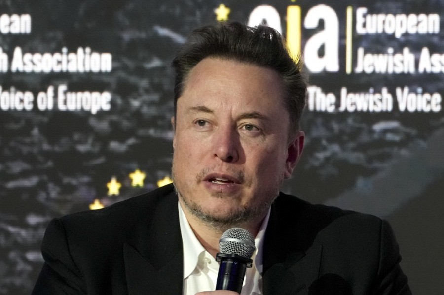 Elon Musk, el director ejecutivo de Tesla y una de las personas más acaudaladas del mundo, cree que la IA será más inteligente que cualquier ser humano hacia finales del año próximo. Foto AP/Czarek Sokolowski