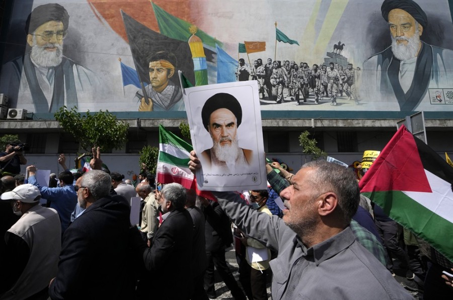 Fieles iraníes cantan consignas durante una reunión antiisraelí después de las oraciones del viernes en Teherán, Irán, el viernes 19 de abril de 2024. Foto AP/Vahid Salemi
