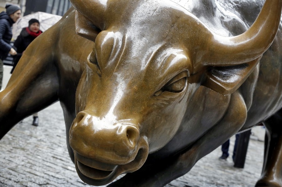 La escultura del Toro Embistiendo, de Arturo Di Modica, ubicada en el distrito financiero de Nueva York, es un símbolo de la tendencia alcista de los mercados de Wall Street. Foto AP/Richard Drew