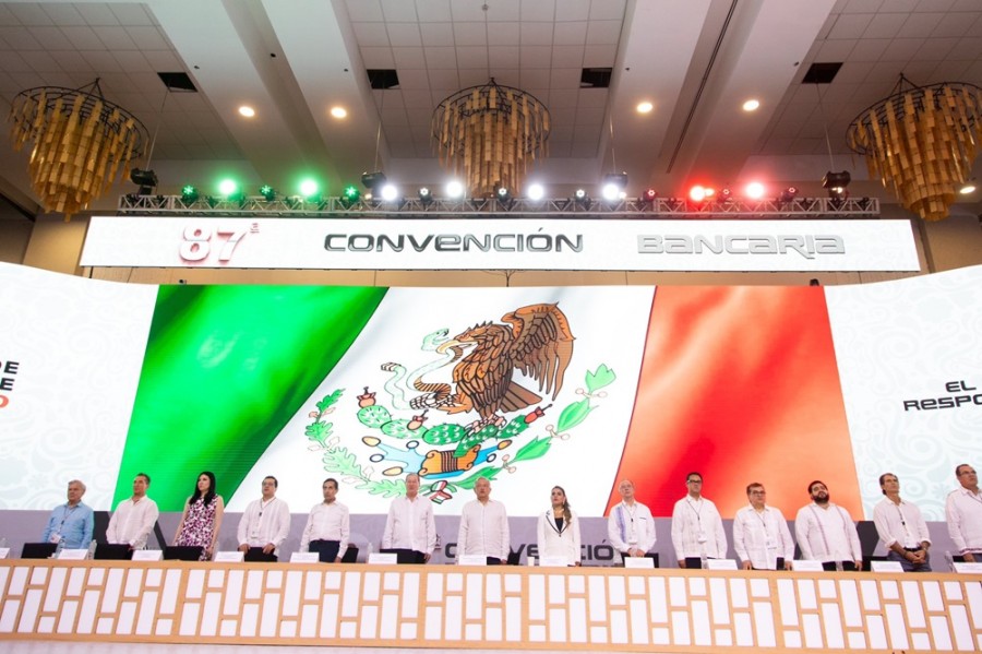 Andrés Manuel López Obrador (centro) presentó el dictamen de viabilidad técnica que hicieron expertos sobre el futuro aeropuerto internacional de México; a su izquierda está Javier Jiménez Espriú, el futuro titular de SCT. Foto de AP/Eduardo Verdugo. 