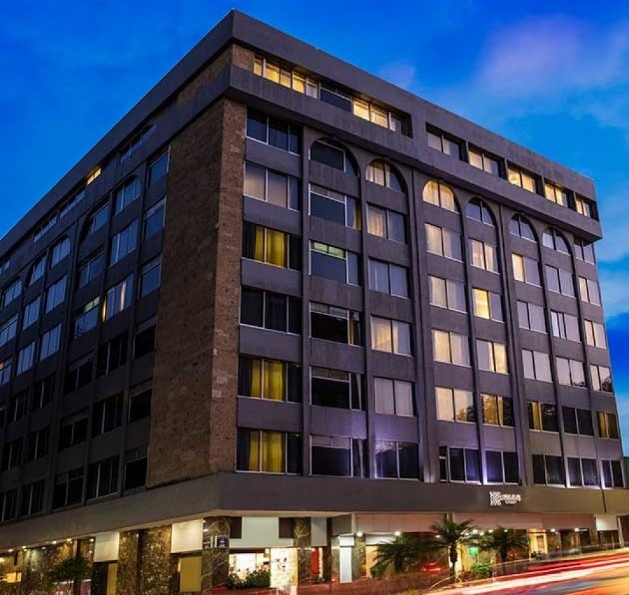 La fibra dijo que el hotel, que consta de 195 habitaciones, tenía un valor en libros de 93 millones de pesos (5.4 millones de dólares) al 31 de marzo de este año, sin dar más detalles sobre el comprador del inmueble. Foto Fibra Hotel