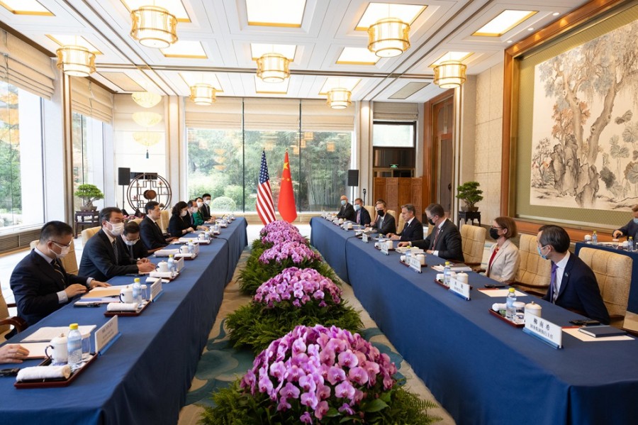 Funcionarios de EUA, a la derecha en la imagen, encabezados por Blinke, dialogan con sus contrapartes de China en una visita a ese país realizada en junio de 2023. Foto Flickr/US Deparment of State