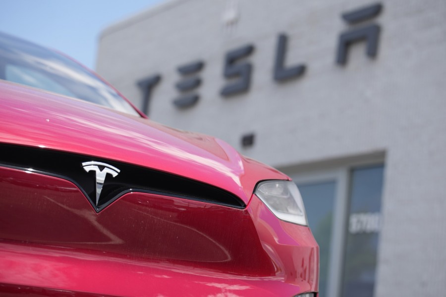  Un vehículo deportivo utilitario Modelo X se encuentra afuera de una tienda Tesla en Littleton, Colorado. Foto AP/David Zalubowski,