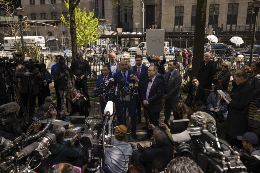 Arthur Aidala, abogado de Harvey Weinstein, habla durante una conferencia de prensa frente al Tribunal Penal de Manhattan, el jueves 25 de abril, en Nueva York. Foto AP/Yuki Iwamura