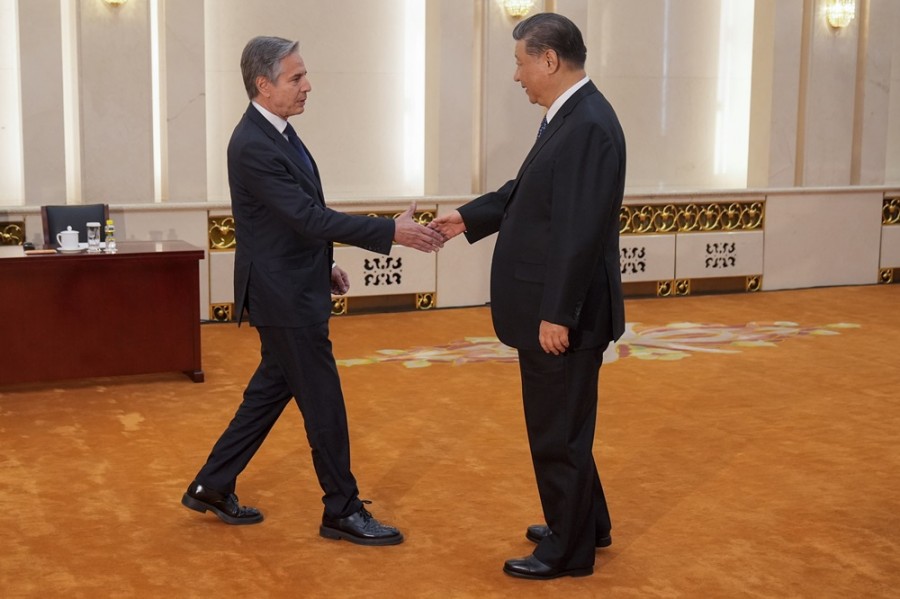 El secretario de Estado de EUA saluda al presidente de China como parte de una visita de trabajo para continuar con la mejoría de la relación de las dos súper potencias económicas. Foto AP/Mark Schiefelbein