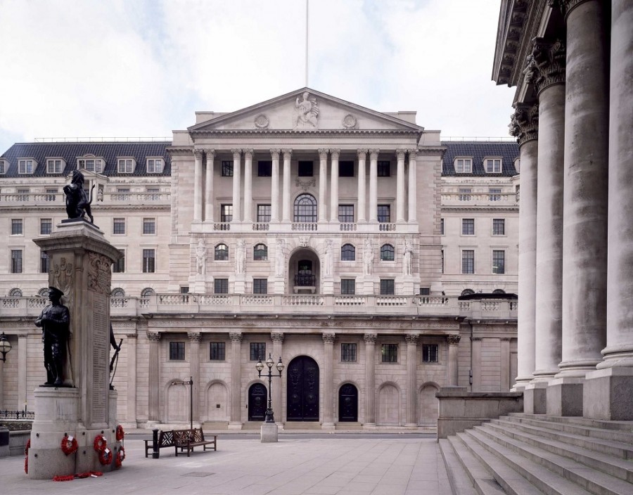 El Banco de Inglaterra mantiene su tasa de referencia en 5.25% por sexta reunión consecutiva, aunque da indicios de un posible recorte en los próximos meses. Foto archivo