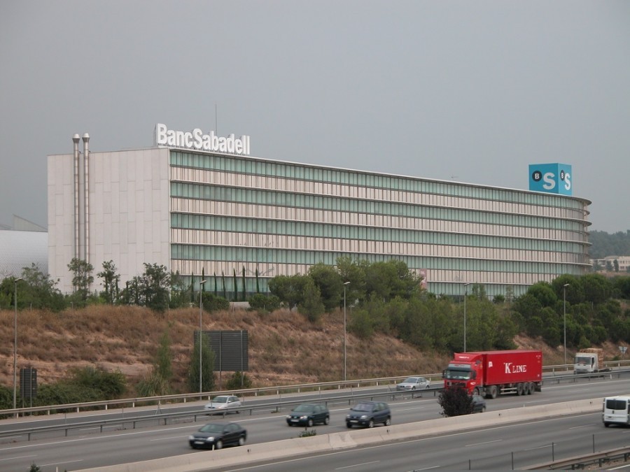 BBVA dijo que ofrecerá a los accionistas de Sabadell un canje de una acción de la emisora por cada 4.83 de Sabadell. Foto de la empresa