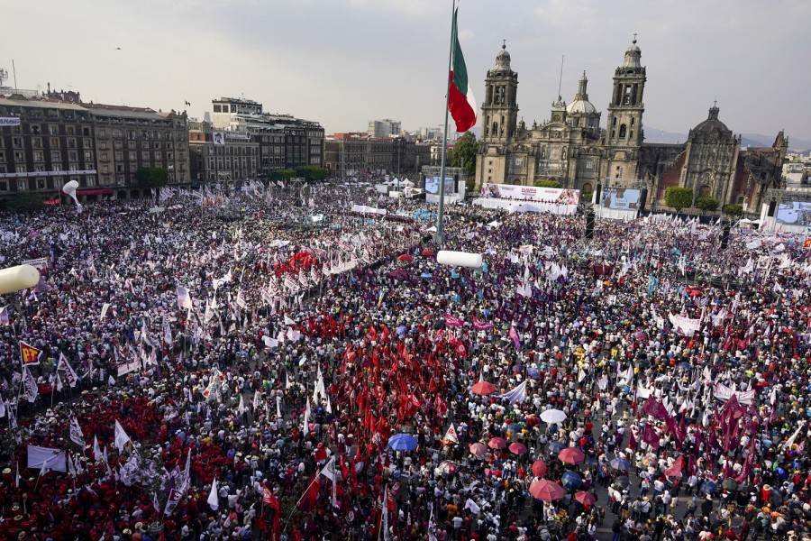 Simpatizantes de la candidata presidencial del partido gobernante, Claudia Sheinbaum, llenan el Zócalo durante su mitin de campaña inaugural en la Ciudad de México, el 1 de marzo de 2024. Foto AP/Aurea Del Rosario