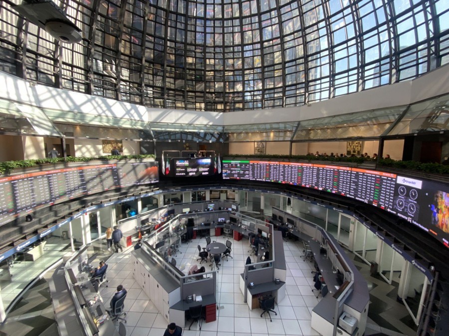 Las bolsas de México pasaron de perder más de 1% el miércoles a concluir planas, en medio de una racha negativa. Foto Axis